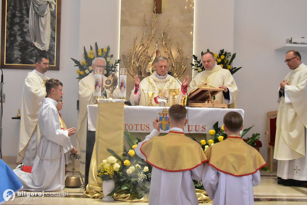 Wprowadzenie relikwii św. Jana Pawła II do Chmielka