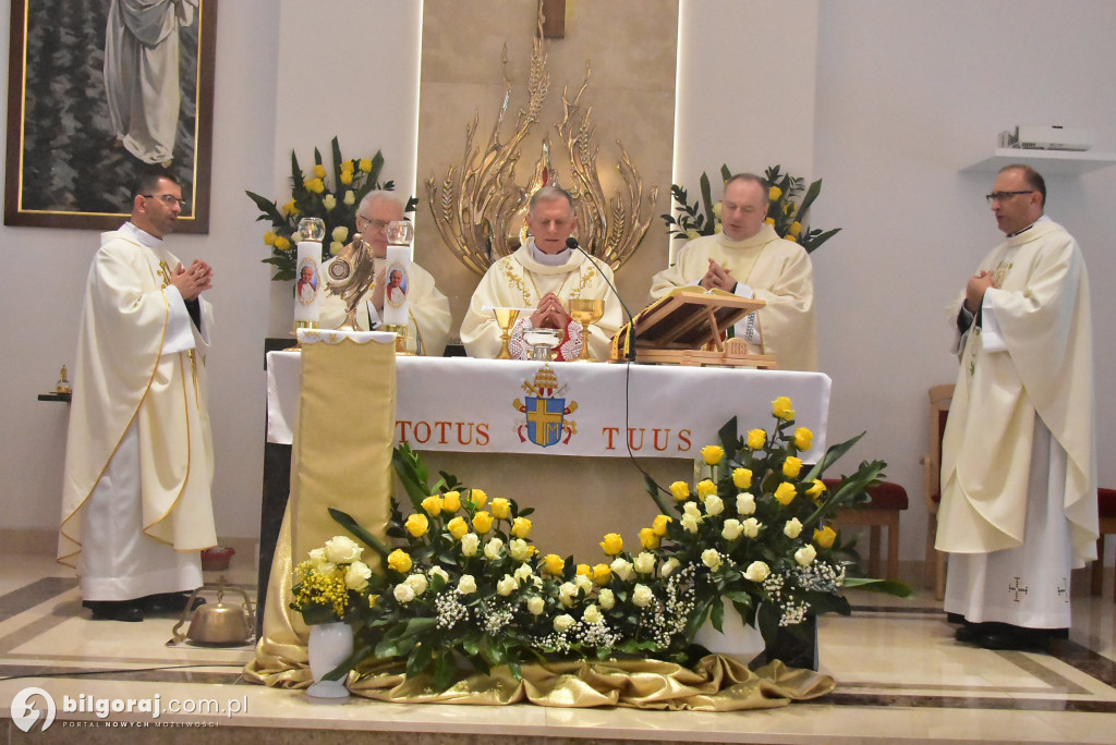 Wprowadzenie relikwii św. Jana Pawła II do Chmielka