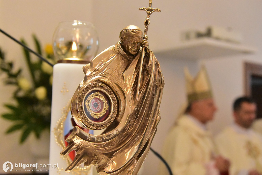 Wprowadzenie relikwii św. Jana Pawła II do Chmielka