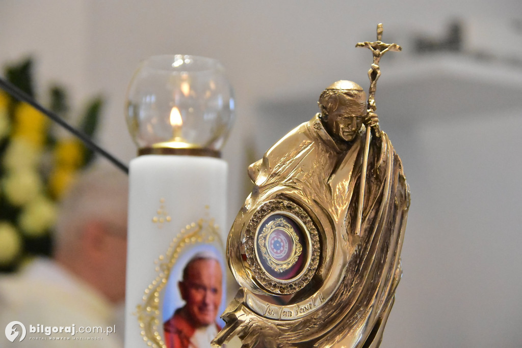 Wprowadzenie relikwii św. Jana Pawła II do Chmielka