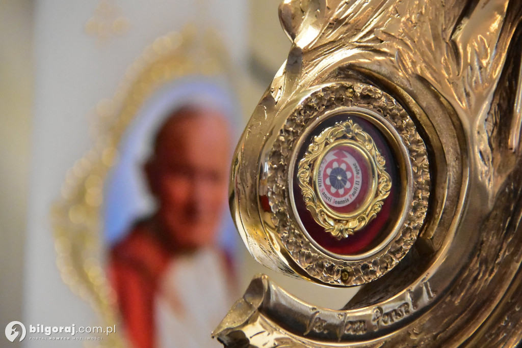 Wprowadzenie relikwii św. Jana Pawła II do Chmielka