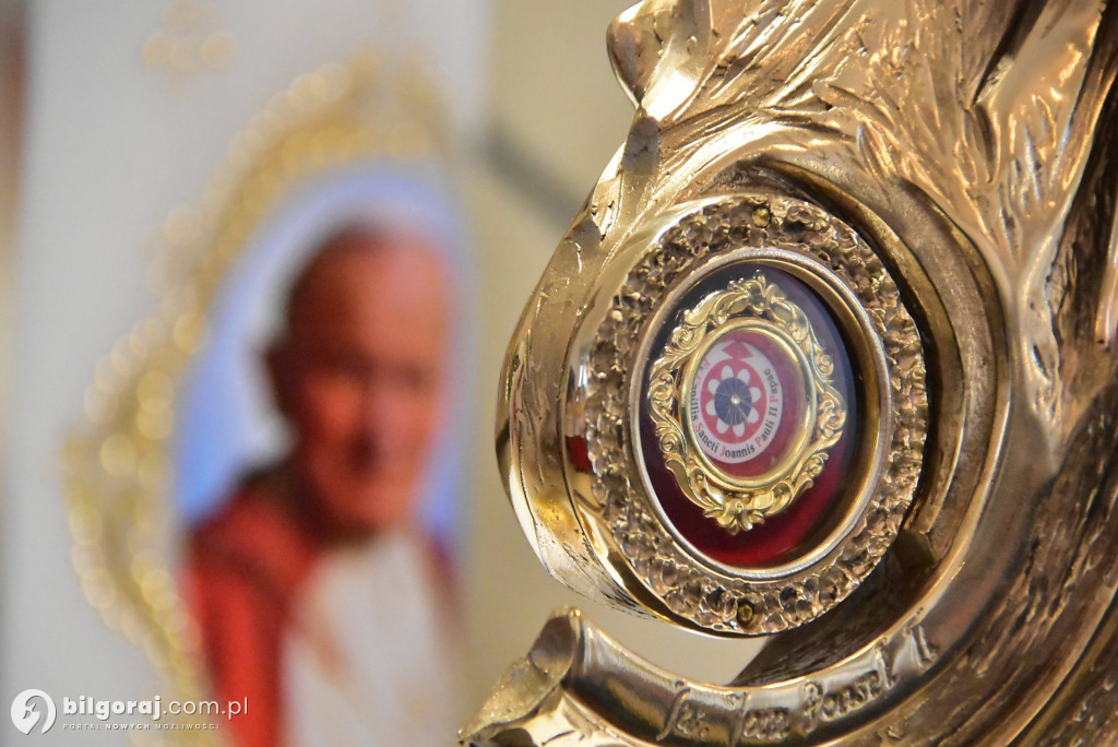 Wprowadzenie relikwii św. Jana Pawła II do Chmielka