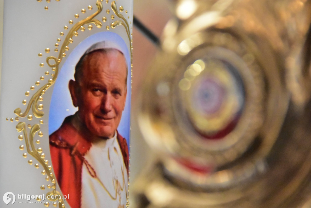 Wprowadzenie relikwii św. Jana Pawła II do Chmielka