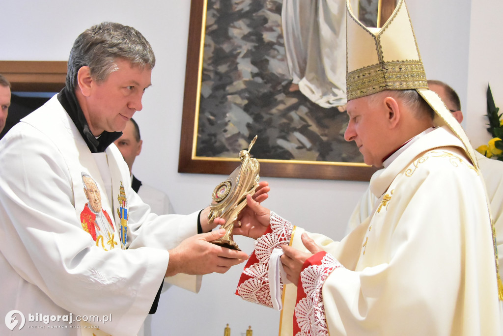 Wprowadzenie relikwii św. Jana Pawła II do Chmielka