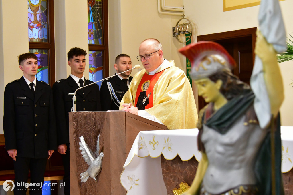 Strażacy gminy Biłgoraj na zaduszkach ku czci zmarłych Druhów