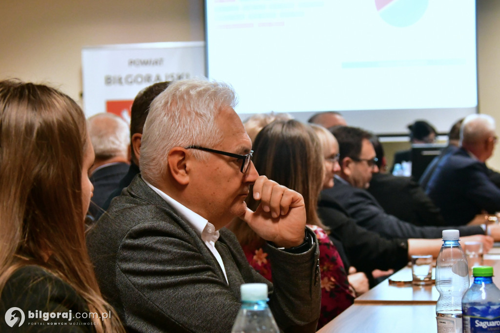 Trwa sesja Rady Powiatu. Co z wnioskiem o odwołanie Zarządu Powiatu