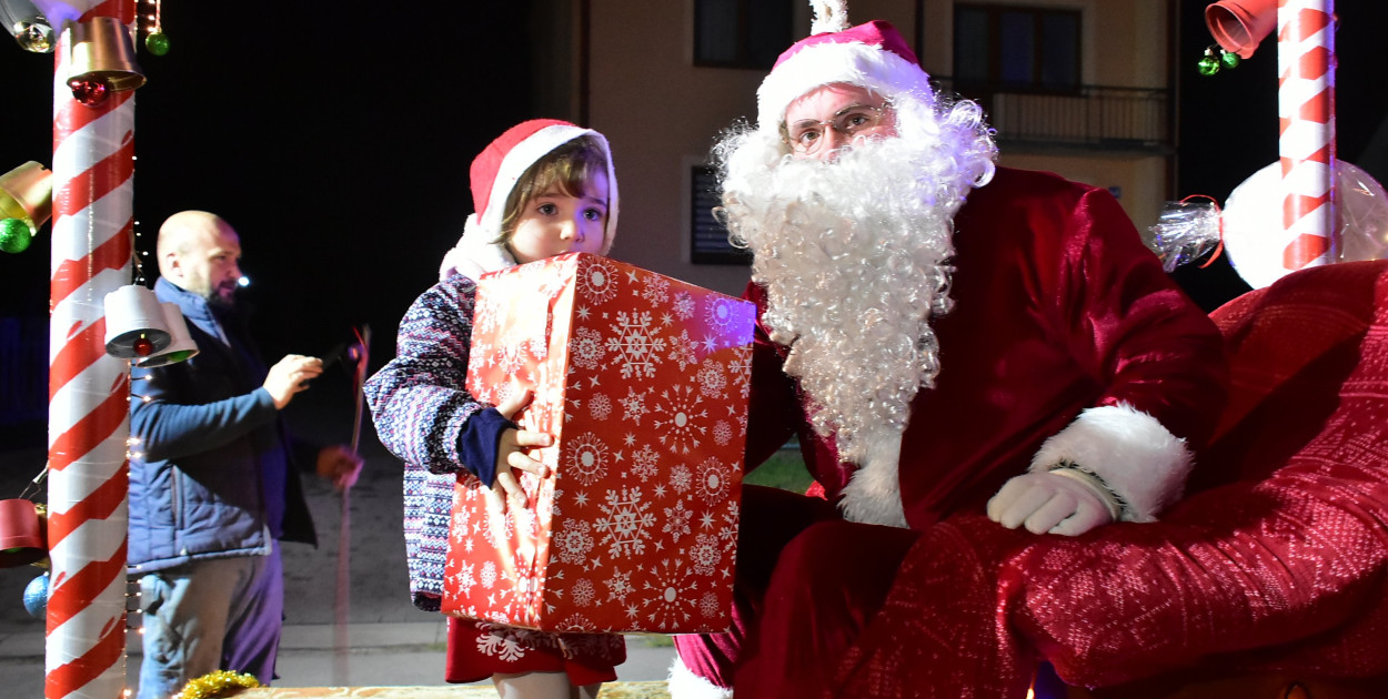 Strażacy i KGW w akcji: Mikołaj na quadzie odwiedził Majdan
