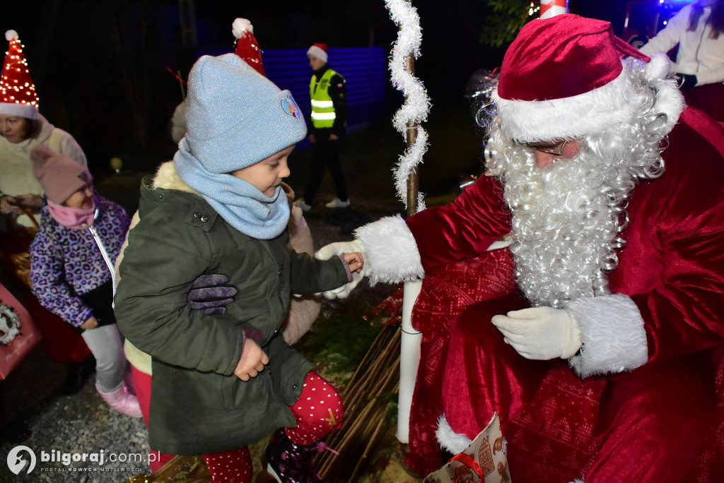 Strażacy i KGW w akcji: Mikołaj na quadzie odwiedził Majdan