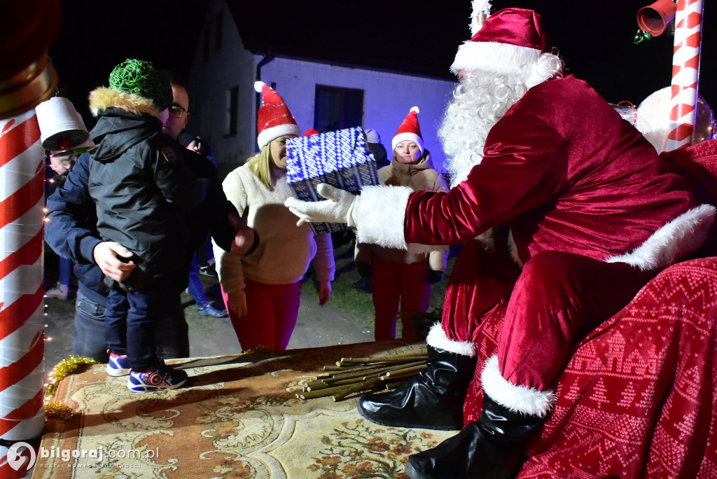 Strażacy i KGW w akcji: Mikołaj na quadzie odwiedził Majdan