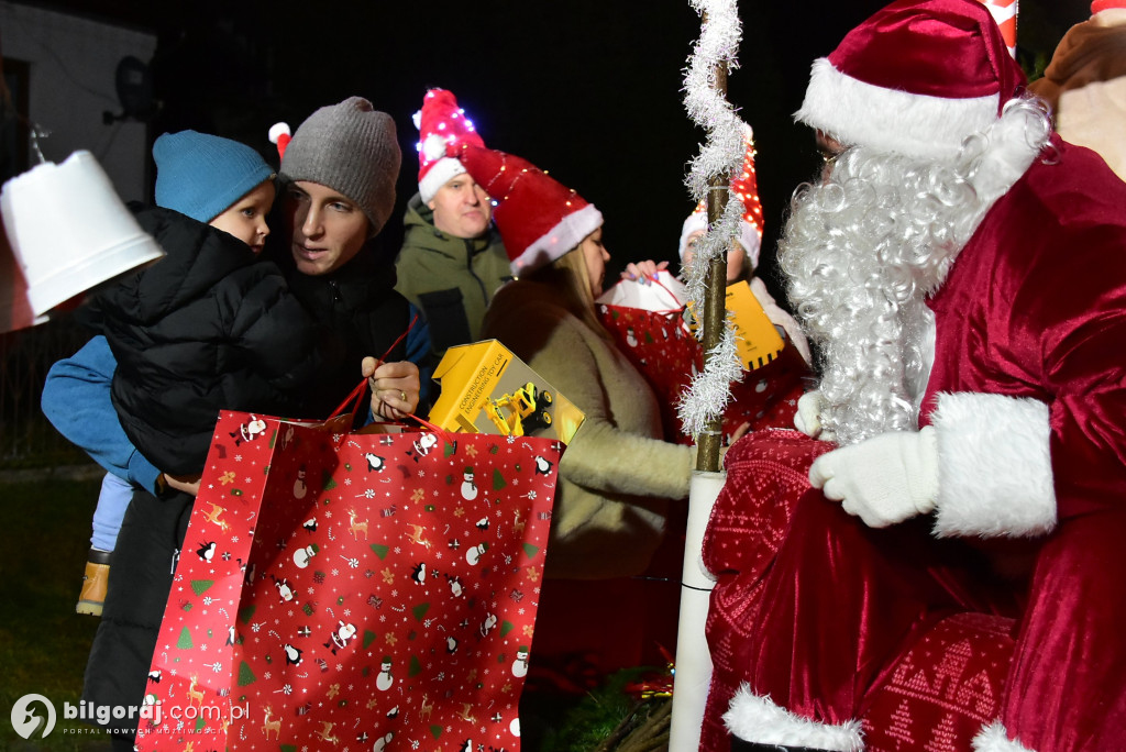 Strażacy i KGW w akcji: Mikołaj na quadzie odwiedził Majdan