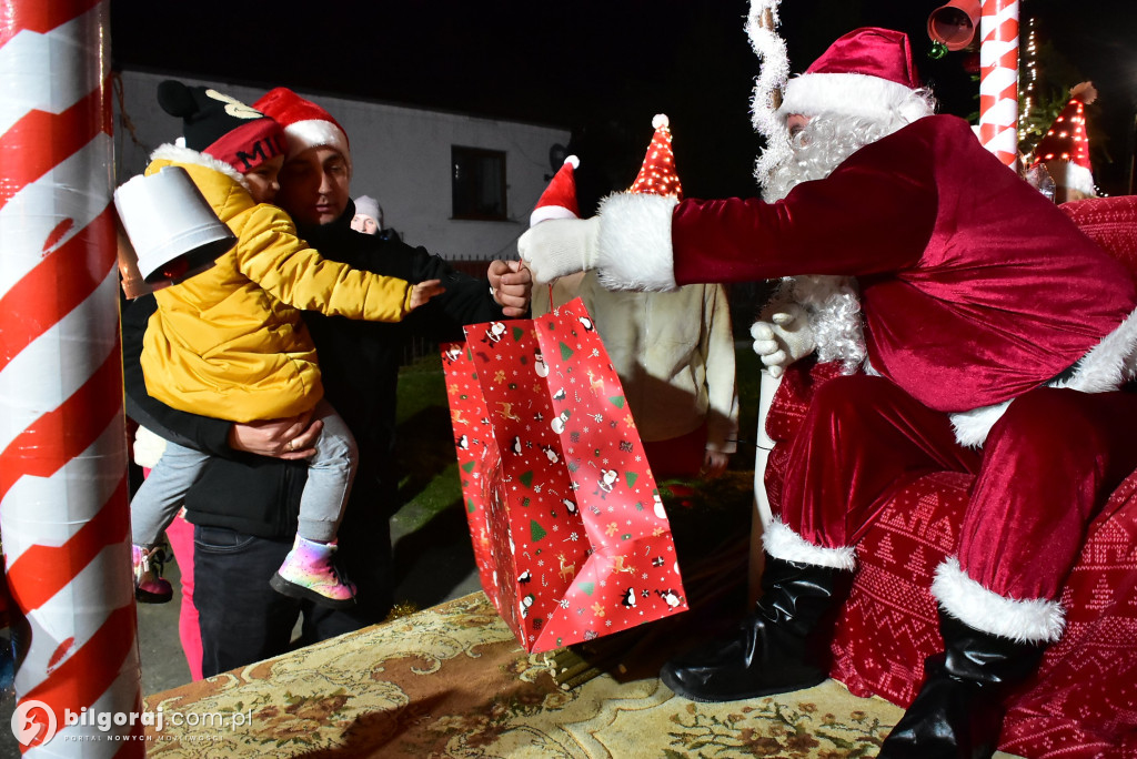 Strażacy i KGW w akcji: Mikołaj na quadzie odwiedził Majdan