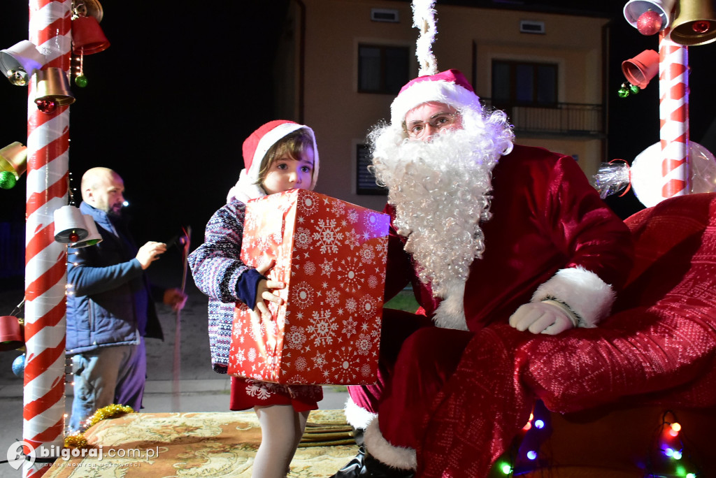 Strażacy i KGW w akcji: Mikołaj na quadzie odwiedził Majdan