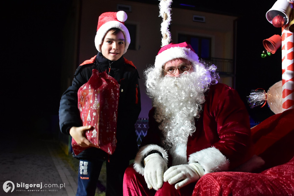 Strażacy i KGW w akcji: Mikołaj na quadzie odwiedził Majdan