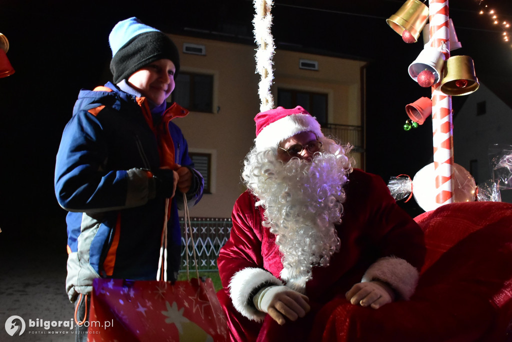 Strażacy i KGW w akcji: Mikołaj na quadzie odwiedził Majdan