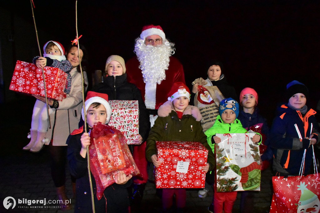 Strażacy i KGW w akcji: Mikołaj na quadzie odwiedził Majdan