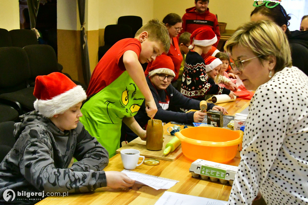 Piernikowy czar w Dąbrówce: KGW Nad Złotą i św. Mikołaj