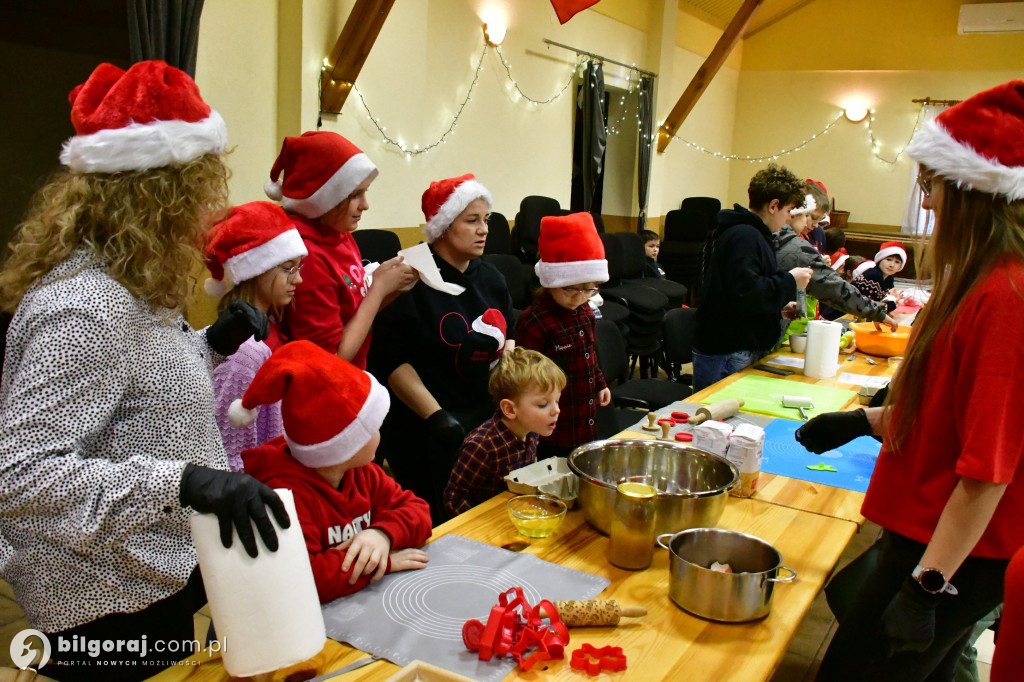 Piernikowy czar w Dąbrówce: KGW Nad Złotą i św. Mikołaj