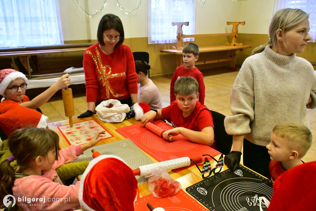 Piernikowy czar w Dąbrówce: KGW Nad Złotą i św. Mikołaj