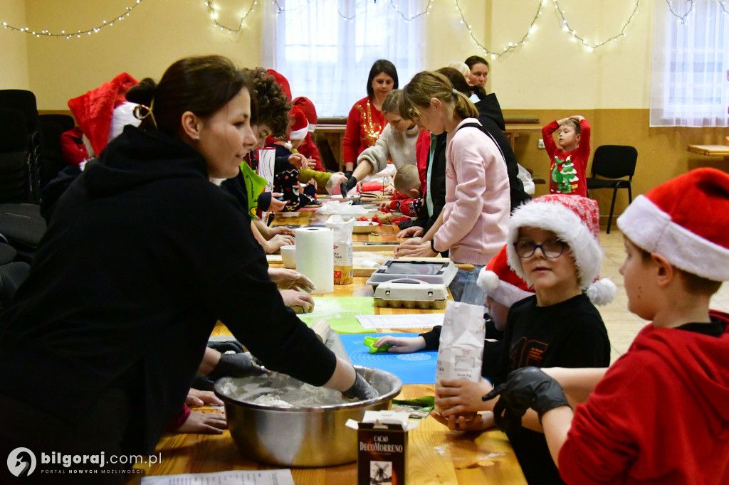 Piernikowy czar w Dąbrówce: KGW Nad Złotą i św. Mikołaj