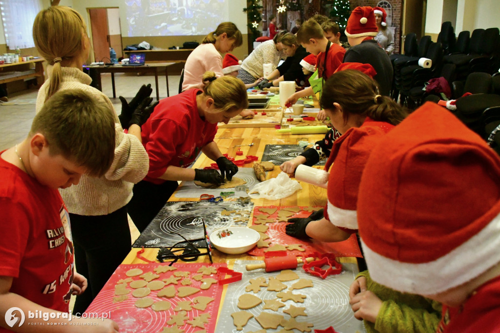 Piernikowy czar w Dąbrówce: KGW Nad Złotą i św. Mikołaj