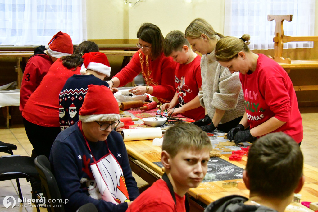 Piernikowy czar w Dąbrówce: KGW Nad Złotą i św. Mikołaj