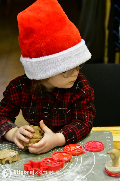 Piernikowy czar w Dąbrówce: KGW Nad Złotą i św. Mikołaj