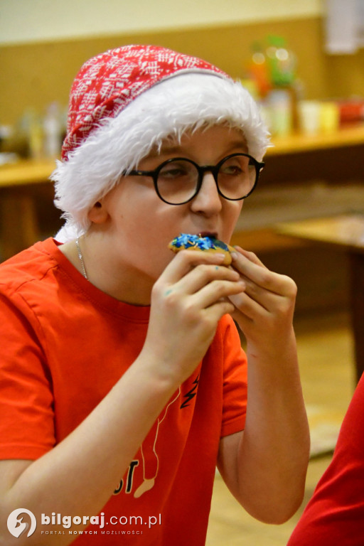 Piernikowy czar w Dąbrówce: KGW Nad Złotą i św. Mikołaj