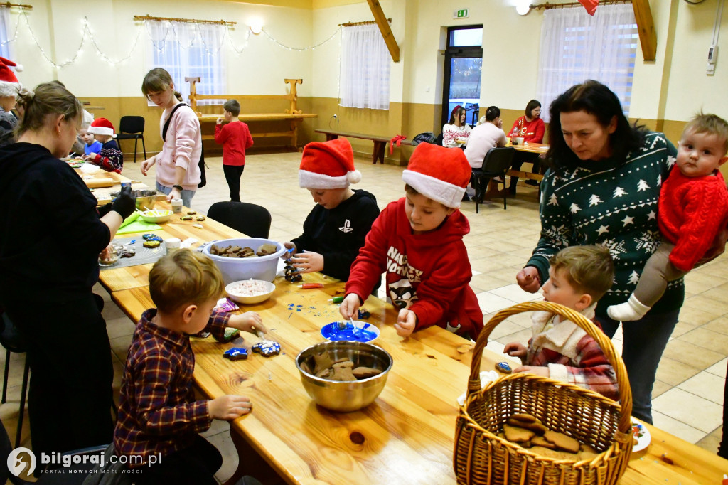Piernikowy czar w Dąbrówce: KGW Nad Złotą i św. Mikołaj