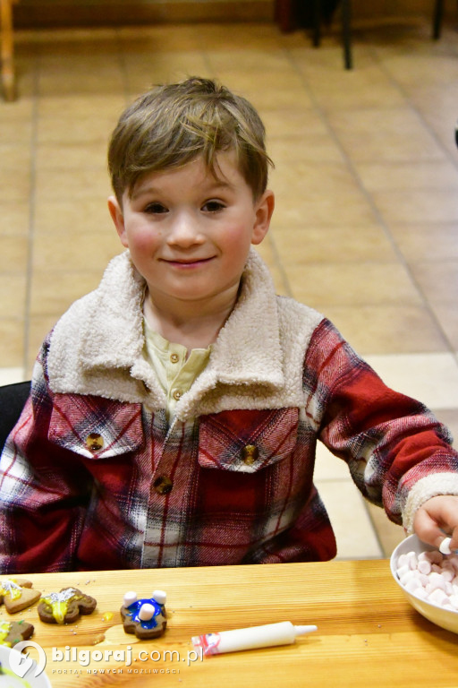 Piernikowy czar w Dąbrówce: KGW Nad Złotą i św. Mikołaj