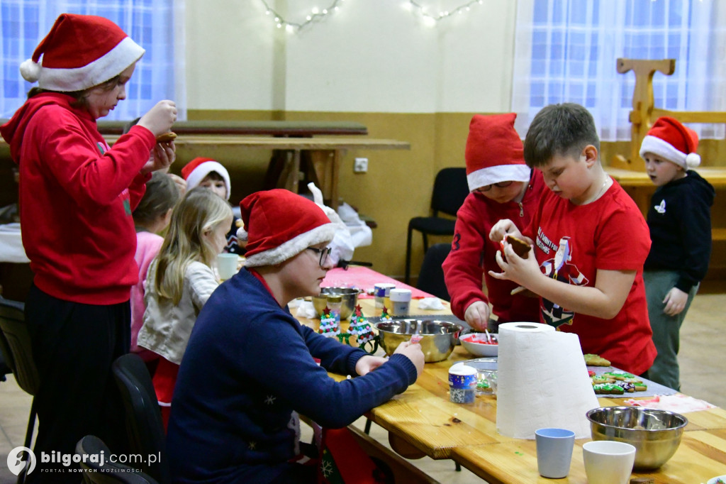 Piernikowy czar w Dąbrówce: KGW Nad Złotą i św. Mikołaj