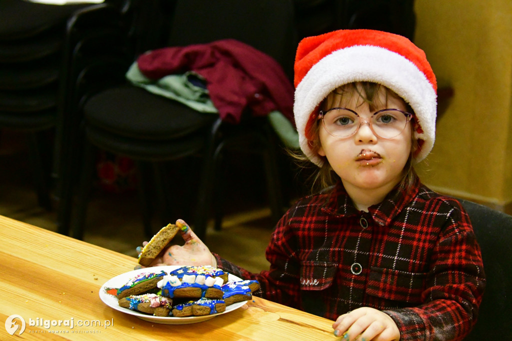 Piernikowy czar w Dąbrówce: KGW Nad Złotą i św. Mikołaj