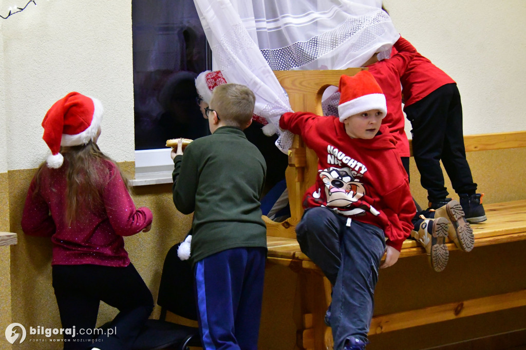 Piernikowy czar w Dąbrówce: KGW Nad Złotą i św. Mikołaj