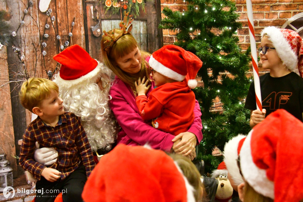 Piernikowy czar w Dąbrówce: KGW Nad Złotą i św. Mikołaj