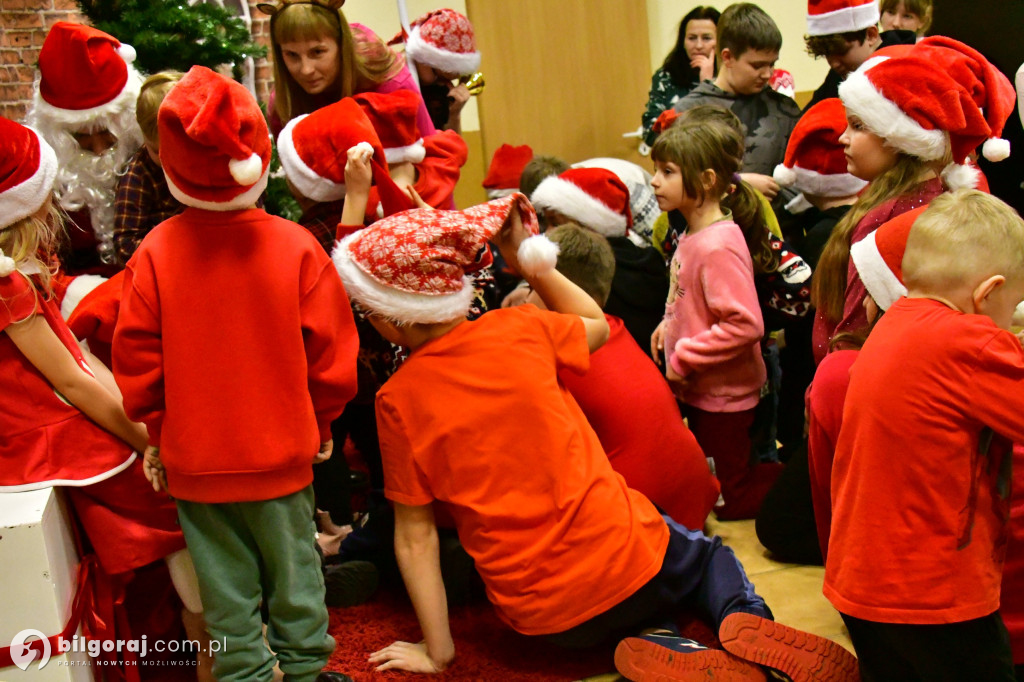 Piernikowy czar w Dąbrówce: KGW Nad Złotą i św. Mikołaj