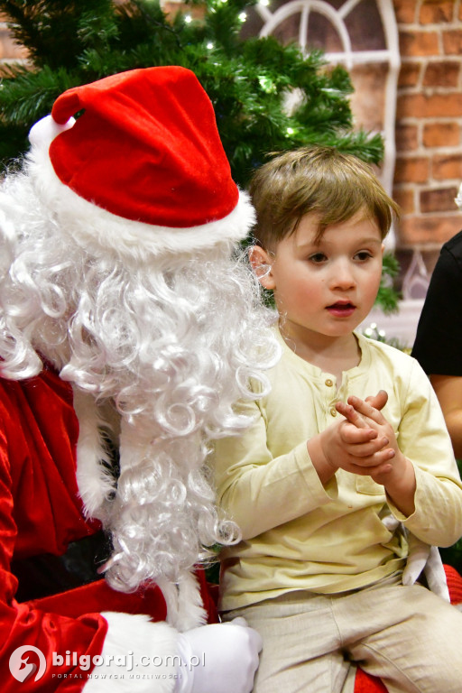 Piernikowy czar w Dąbrówce: KGW Nad Złotą i św. Mikołaj