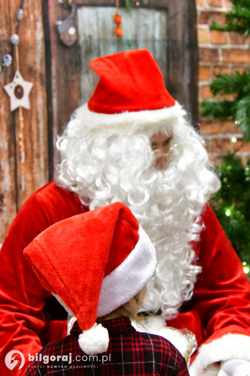 Piernikowy czar w Dąbrówce: KGW Nad Złotą i św. Mikołaj