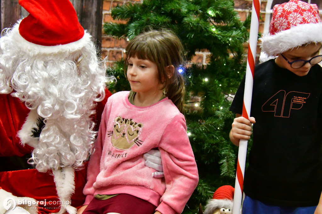 Piernikowy czar w Dąbrówce: KGW Nad Złotą i św. Mikołaj