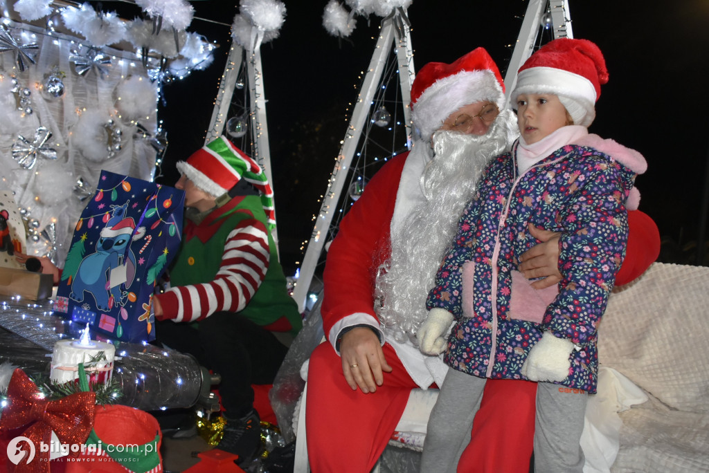 Fabryka zabawek w Dereźni! Mikołaj na platformie odwiedził wioskę