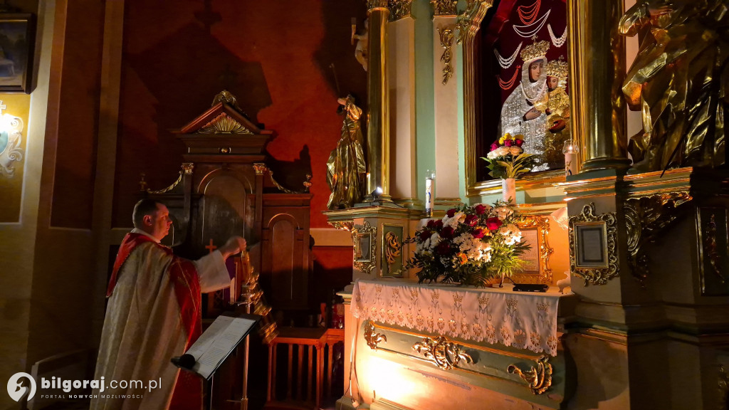 Akatyst w Goraju: Chór „Noster” przed obrazem Matki Bożej Gorajskiej