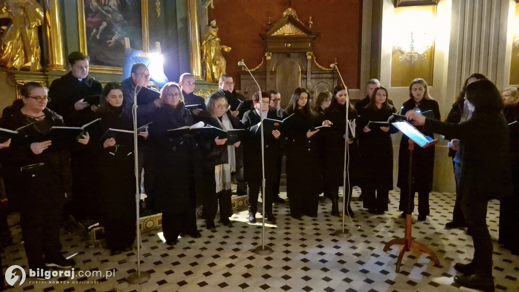 Akatyst w Goraju: Chór „Noster” przed obrazem Matki Bożej Gorajskiej