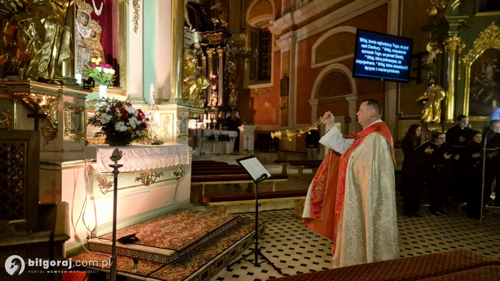 Akatyst w Goraju: Chór „Noster” przed obrazem Matki Bożej Gorajskiej