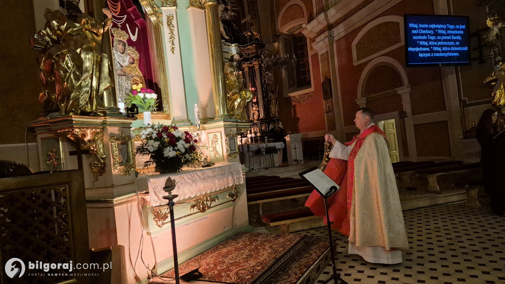 Akatyst w Goraju: Chór „Noster” przed obrazem Matki Bożej Gorajskiej