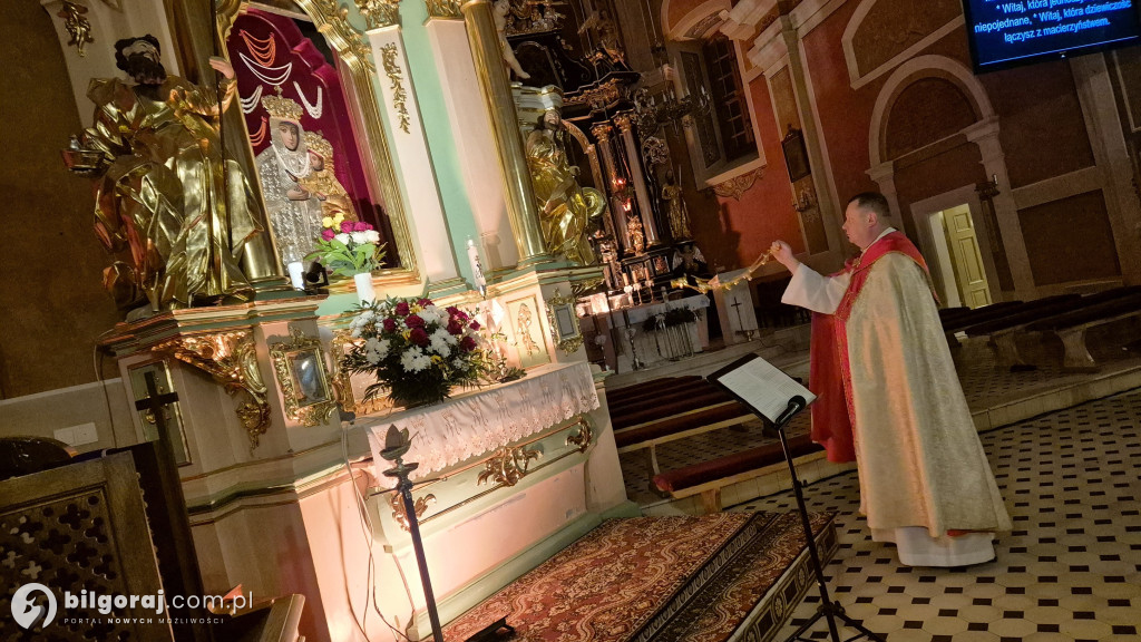 Akatyst w Goraju: Chór „Noster” przed obrazem Matki Bożej Gorajskiej