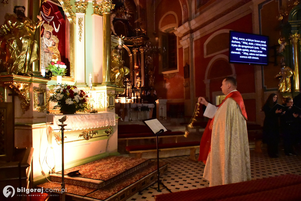 Akatyst w Goraju: Chór „Noster” przed obrazem Matki Bożej Gorajskiej