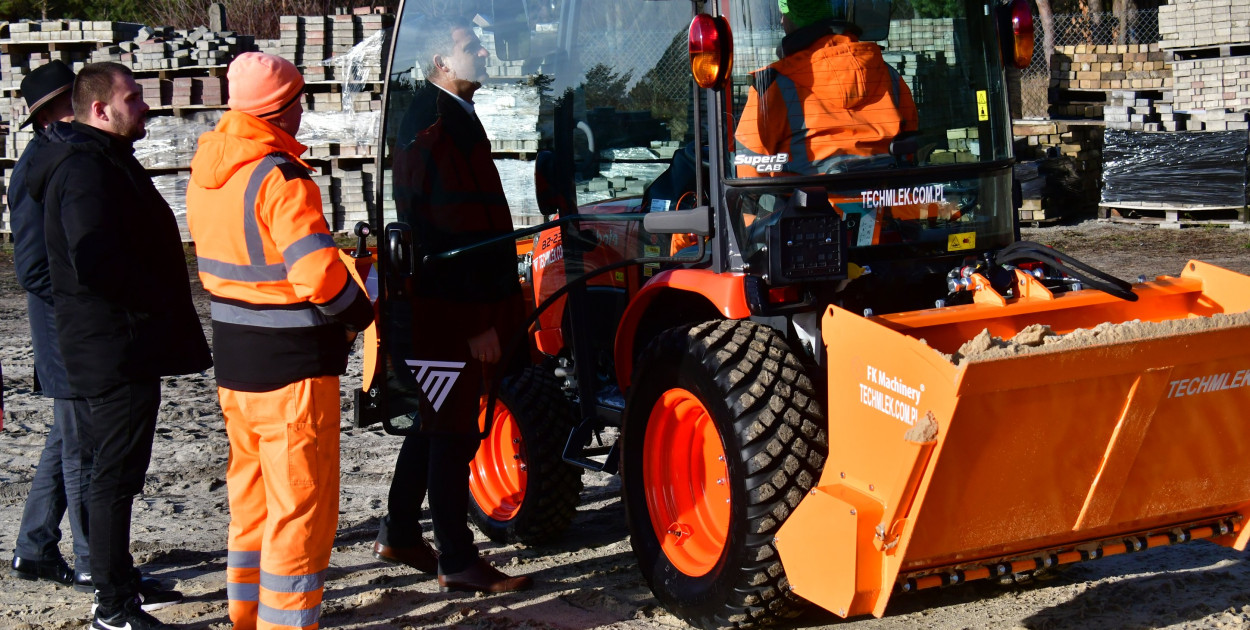 Nowy ciągnik zasilił tabor ZDP w Biłgoraju. Inwestycja powiatu biłgorajskiego...