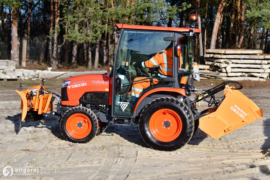 Nowy ciągnik zasilił tabor ZDP w Biłgoraju. Inwestycja powiatu biłgorajskiego...