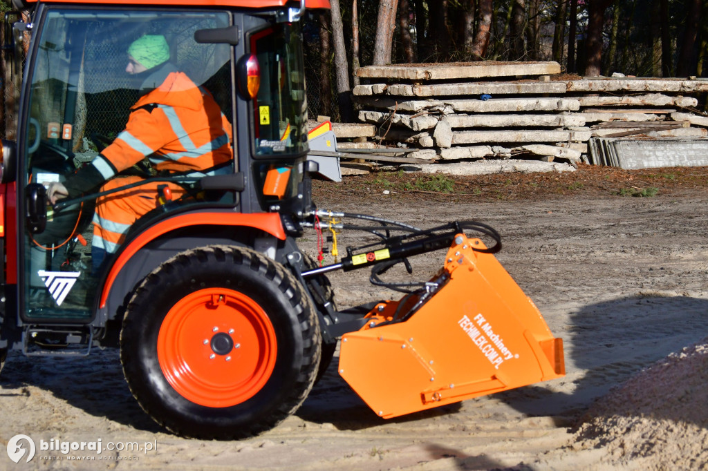 Nowy ciągnik zasilił tabor ZDP w Biłgoraju. Inwestycja powiatu biłgorajskiego...