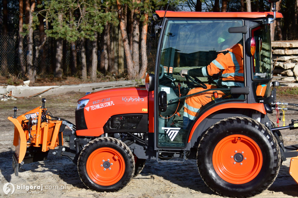 Nowy ciągnik zasilił tabor ZDP w Biłgoraju. Inwestycja powiatu biłgorajskiego...