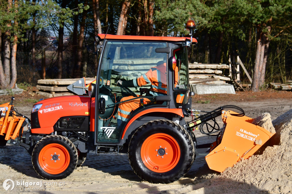 Nowy ciągnik zasilił tabor ZDP w Biłgoraju. Inwestycja powiatu biłgorajskiego...