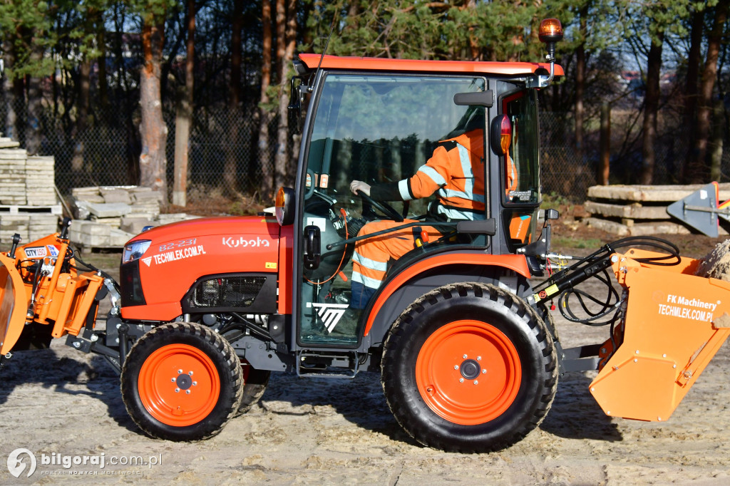 Nowy ciągnik zasilił tabor ZDP w Biłgoraju. Inwestycja powiatu biłgorajskiego...